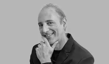 Fabio Nogueira com a mão no rosto sorrindo