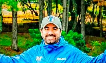 Foto de Guilherme Caetano com os braços abertos